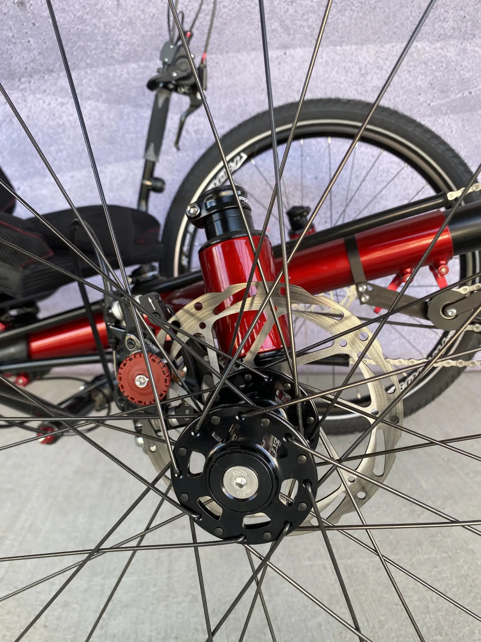 Front disc brake hub of the AZUB T-Tris AR recumbent trike