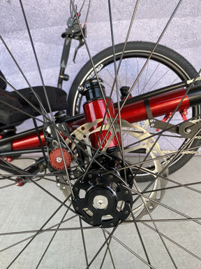 Front disc brake hub of the AZUB T-Tris AR recumbent trike