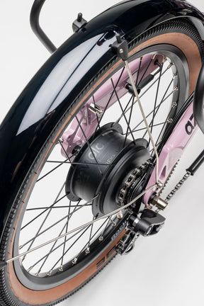 AZUB Ti-FLY 20 rear wheel with internal-gear hub and drivetrain, studio detail view