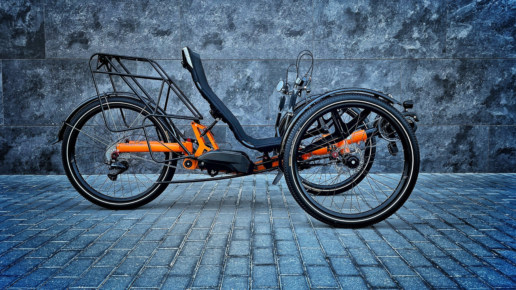 AZUB TRIcon GR recumbent trike side view showing oversized aluminum frame