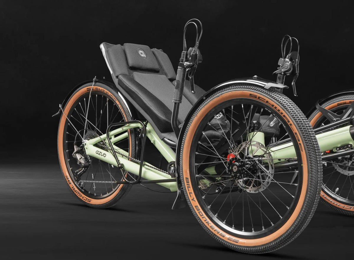 AZUB T-Tris 26 recumbent seat and low laid-back riding position, front three-quarter view