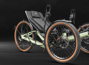 AZUB T-Tris 26 recumbent seat and low laid-back riding position, front three-quarter view