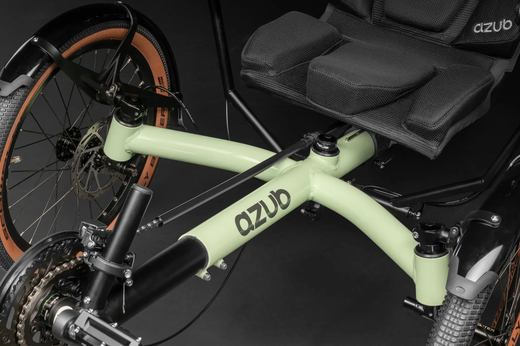 AZUB T-Tris 26 frame and boom detail with AZUB branding