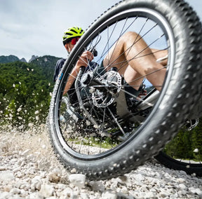 Big 26-inch wheels of the AZUB Ti-FLY X on gravel