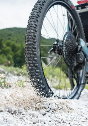 Rear 26-inch knobby wheel and cassette of an AZUB TRIcon GR on gravel